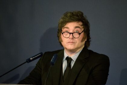 La salud de Javier Milei: en España apareció con una venda en el cuello y en el Gobierno aducen que se cortó al afeitarse | FM Avenida