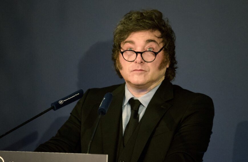 La salud de Javier Milei: en España apareció con una venda en el cuello y en el Gobierno aducen que se cortó al afeitarse | FM Avenida