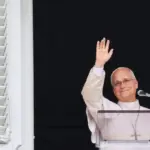 León XIV reapareció para el ángelus: agradeció a las personas que rezaron por su recuperación y dijo que retomará las actividades “gradualmente” | FM Avenida