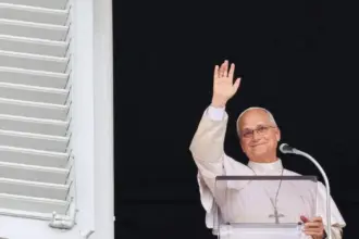 León XIV reapareció para el ángelus: agradeció a las personas que rezaron por su recuperación y dijo que retomará las actividades “gradualmente” | FM Avenida