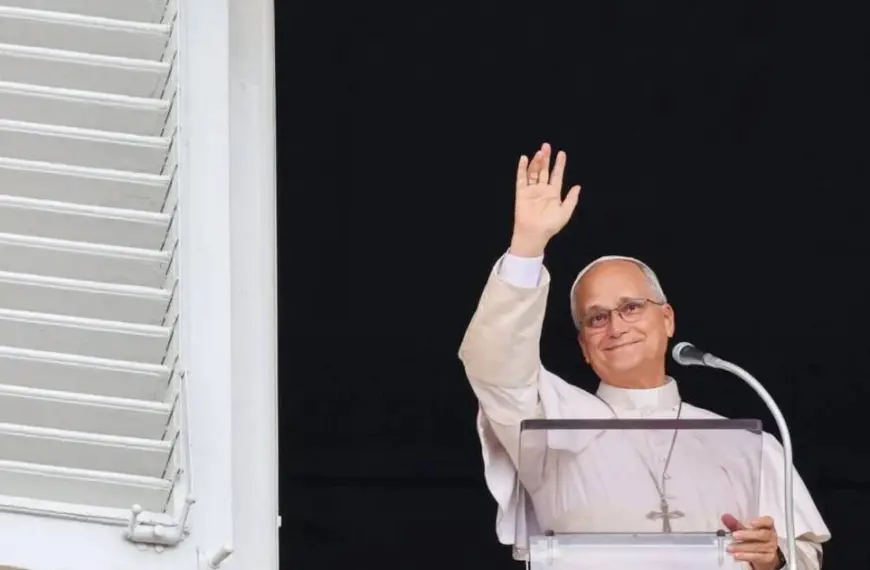 León XIV reapareció para el ángelus: agradeció a las personas que rezaron por su recuperación y dijo que retomará las actividades “gradualmente” | FM Avenida