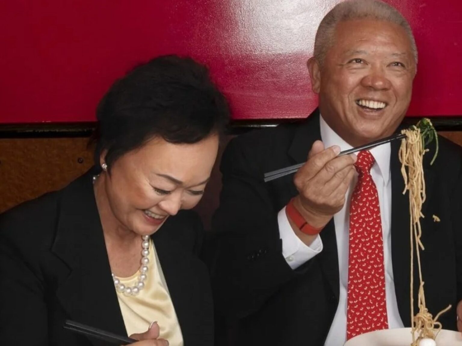 Los fundadores de Panda Express construyeron un imperio de 7 mil millones de dólares. Ahora están ayudando a 55.000 empleados a convertirse en propietarios de viviendas | FM Avenida