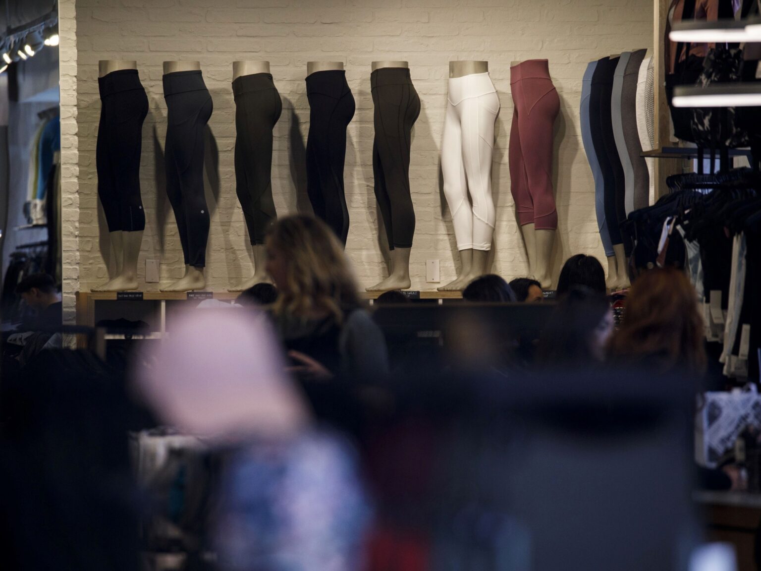 Lululemon reduce sus tiendas “pop-up”: cerrará 2026 con casi 40% menos | FM Avenida