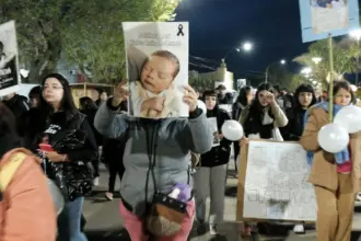 Marcharon para pedir justicia por Tadeo, el bebé que murió en un choque en Ensenada | FM Avenida