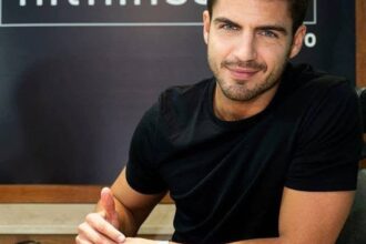 Maxi Iglesias, actor y modelo, 35 años: “Voy a nadar a primera hora de la mañana y, si no he tenido suficiente dosis, voy al gimnasio a última hora o hago un poquito de bici” | FM Avenida