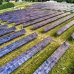 Minnesota aprobó una planta solar de 150 MW con una valla alta y luego añadió salidas de emergencia en las esquinas para que los ciervos puedan salir si logran saltarla | FM Avenida