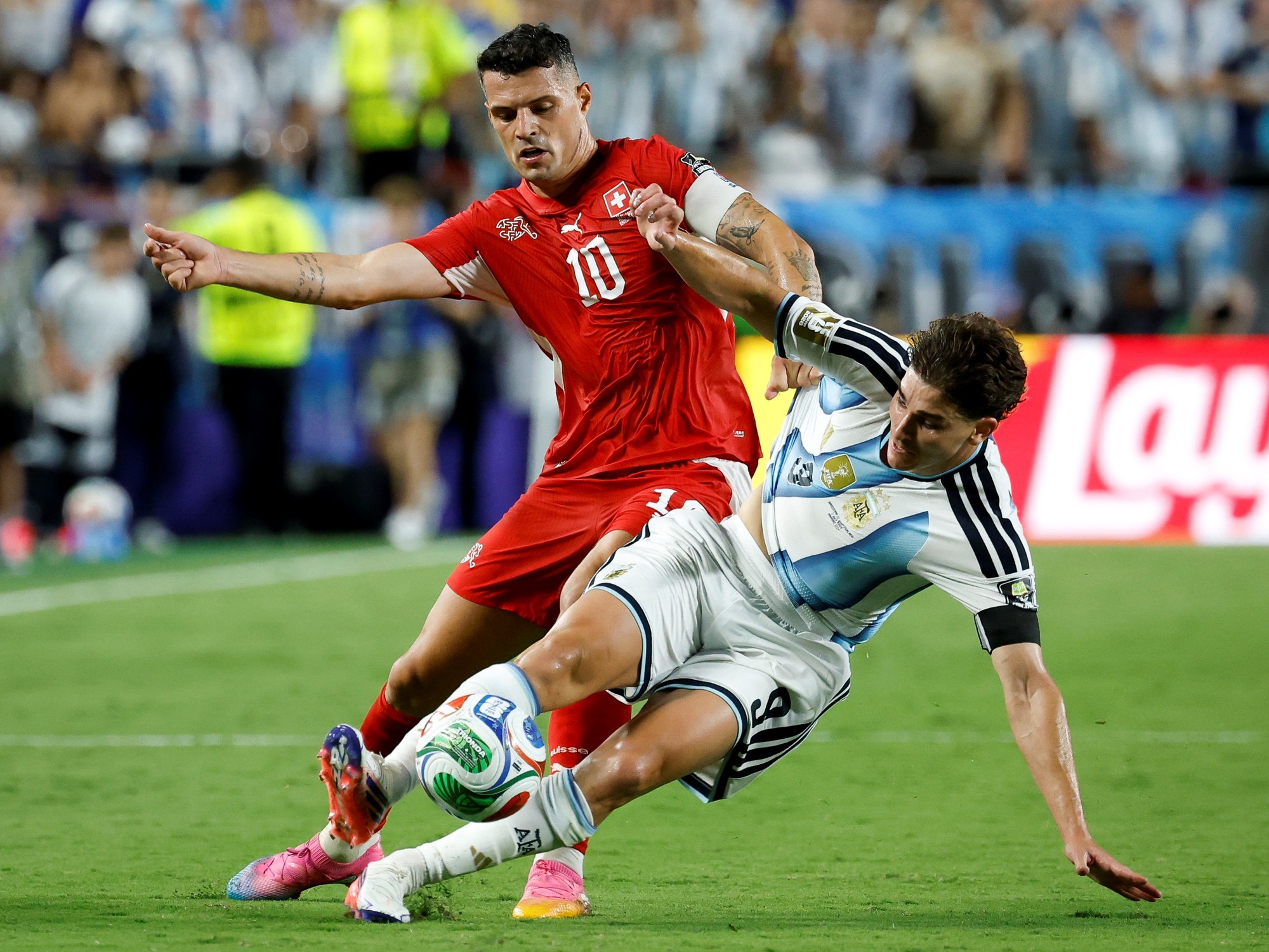 Multaron al capitán del Seleccionado Suizo que enfrentó a la Argentina en el Mundial por falsificar un certificado de Covid | FM Avenida