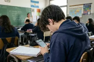 Prohibición de celulares en las escuelas: ¿por qué no se aplica la ley en Provincia y qué reclama un senador camporista? | FM Avenida