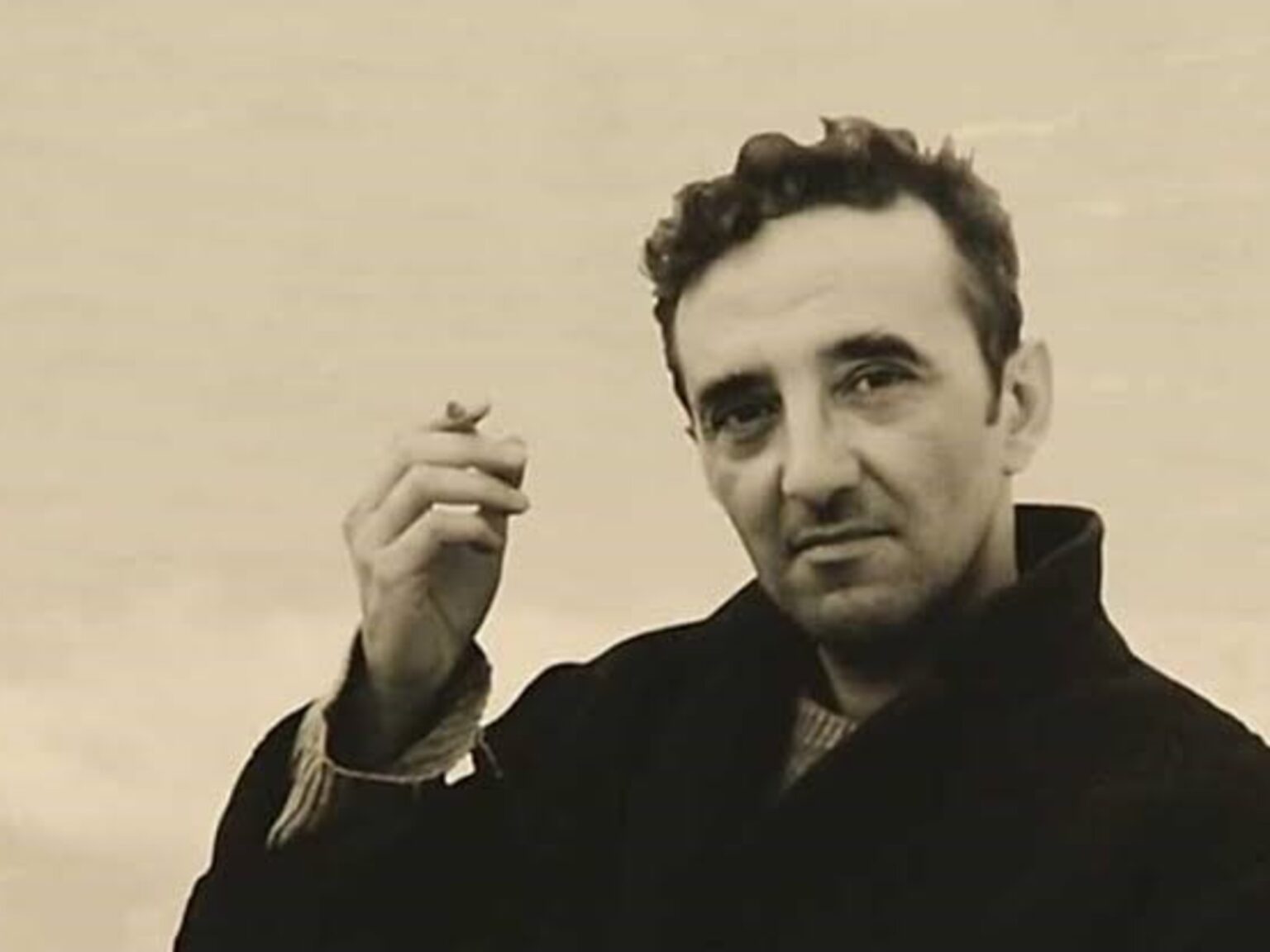 Roberto Bolaño, escritor y poeta chileno, sobre un curioso hábito: "Tengo una obsesión: compro libros y ni siquiera los leo" | FM Avenida
