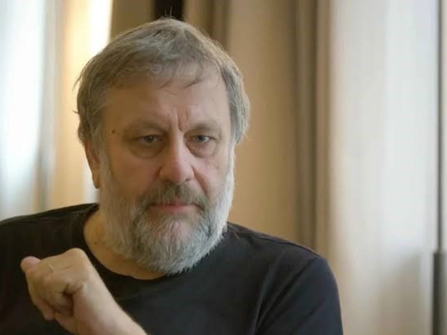 Slavoj Žižek, filósofo y psicoanalista esloveno, sobre las consecuencias de no actuar: "El hecho de no hacer nada no está vacío, tiene un significado: decir sí a las relaciones existentes de dominación" | FM Avenida