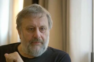 Slavoj Žižek, filósofo y psicoanalista esloveno, sobre las consecuencias de no actuar: "El hecho de no hacer nada no está vacío, tiene un significado: decir sí a las relaciones existentes de dominación" | FM Avenida