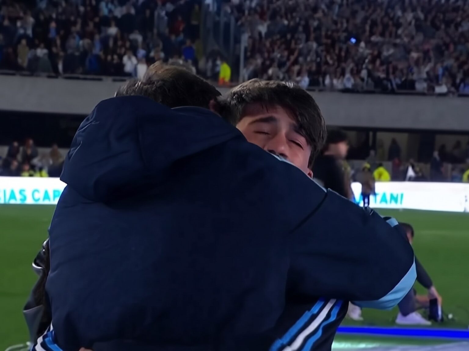 Thiago Messi contagió el llanto por la despedida de papá Lionel: el tierno momento en que se refugió en los brazos del 10 | FM Avenida