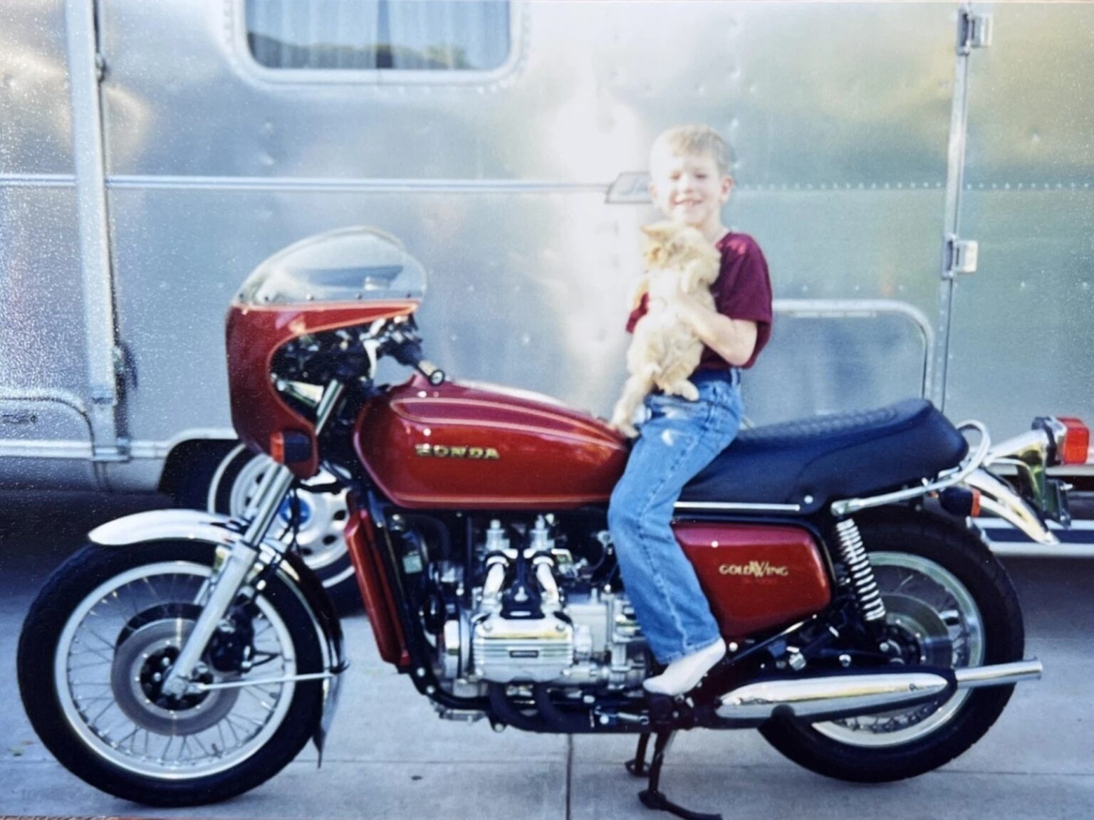 Un hombre de Minnesota buscó durante años la motocicleta de su padre fallecido y la encontró en Alaska: recorrió más de 5.600 kilómetros para llevarla de regreso a casa | FM Avenida