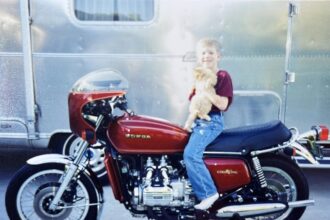 Un hombre de Minnesota buscó durante años la motocicleta de su padre fallecido y la encontró en Alaska: recorrió más de 5.600 kilómetros para llevarla de regreso a casa | FM Avenida