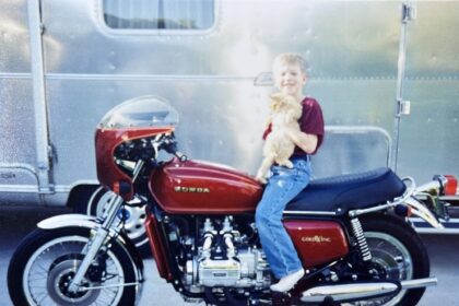 Un hombre de Minnesota buscó durante años la motocicleta de su padre fallecido y la encontró en Alaska: recorrió más de 5.600 kilómetros para llevarla de regreso a casa | FM Avenida