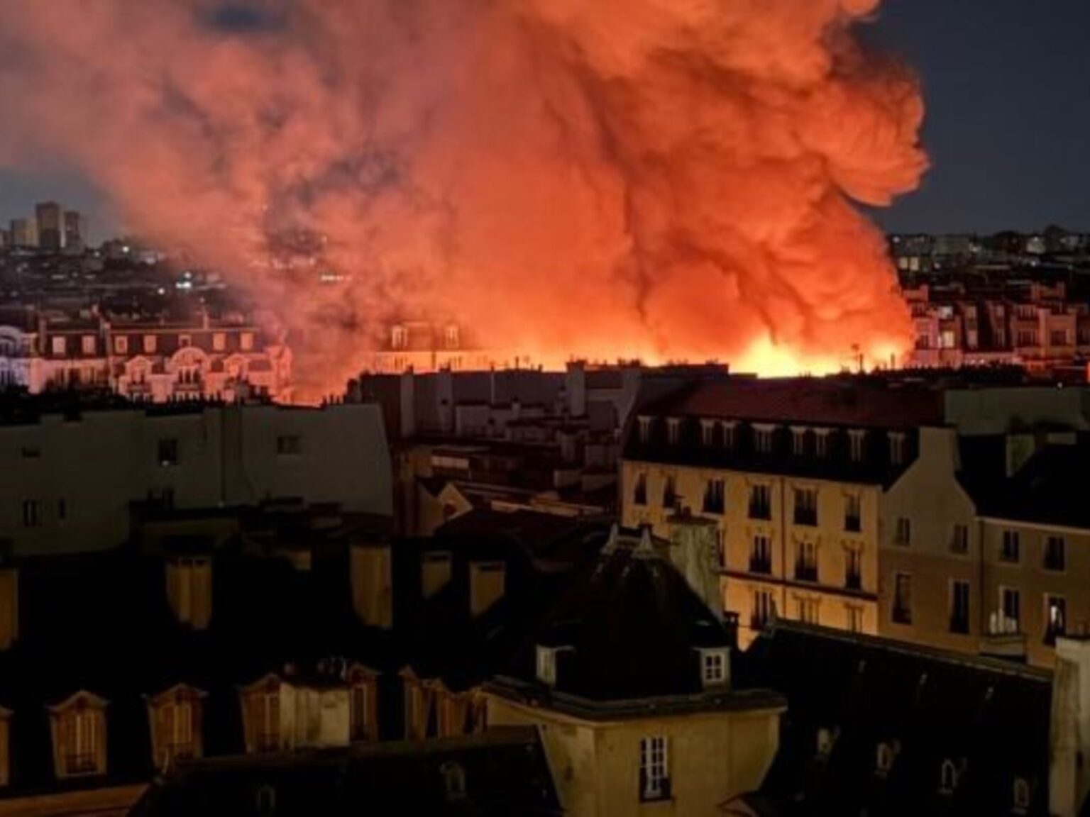 Un incendio destruyó Enfants Rouges, el mercado cubierto más antiguo de París | FM Avenida