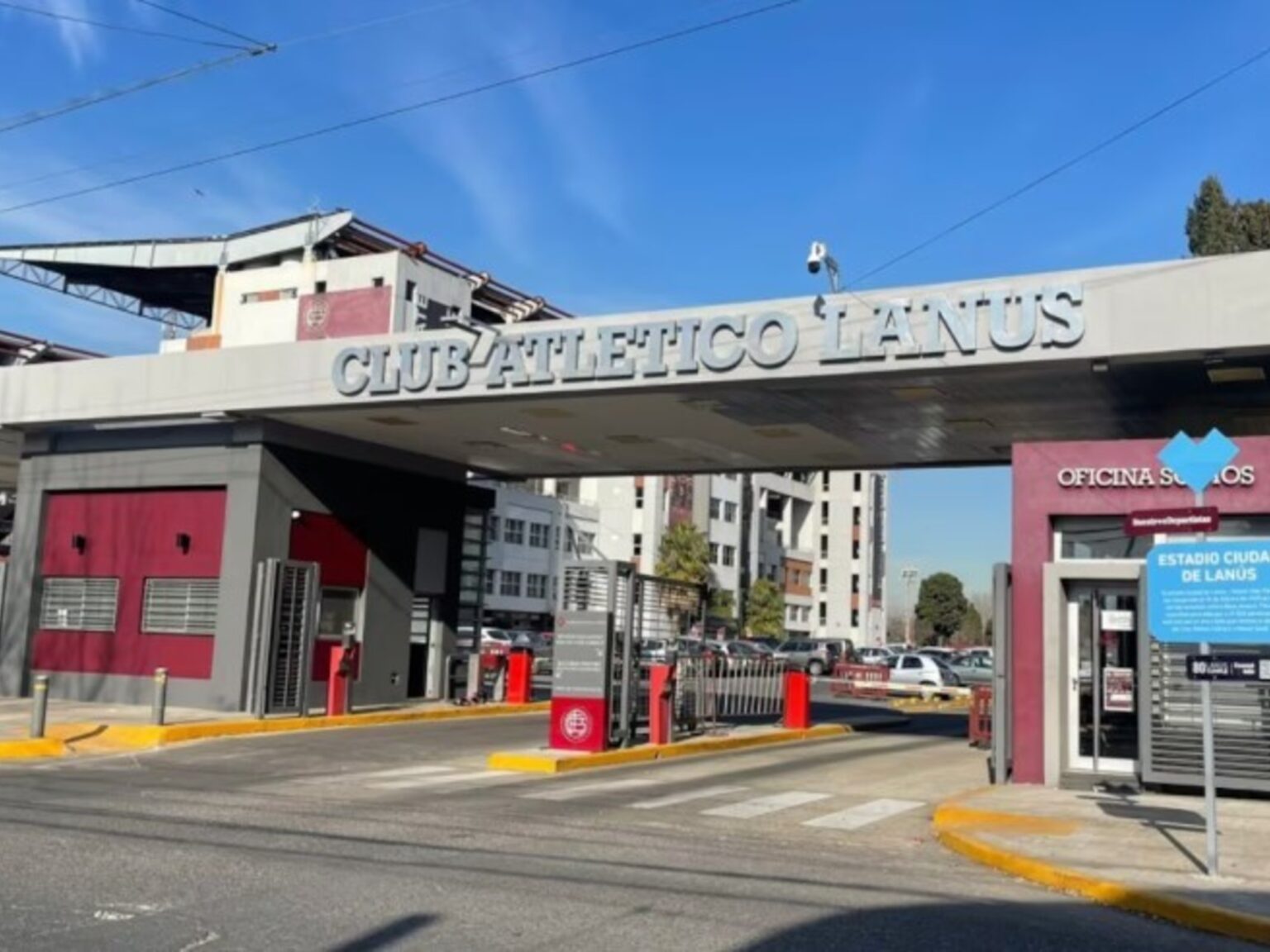 Un nene de 12 años está grave luego de que un arco de fútbol cayera sobre su cabeza en el club Lanús | FM Avenida