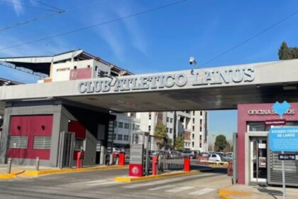 Un nene de 12 años está grave luego de que un arco de fútbol cayera sobre su cabeza en el club Lanús | FM Avenida