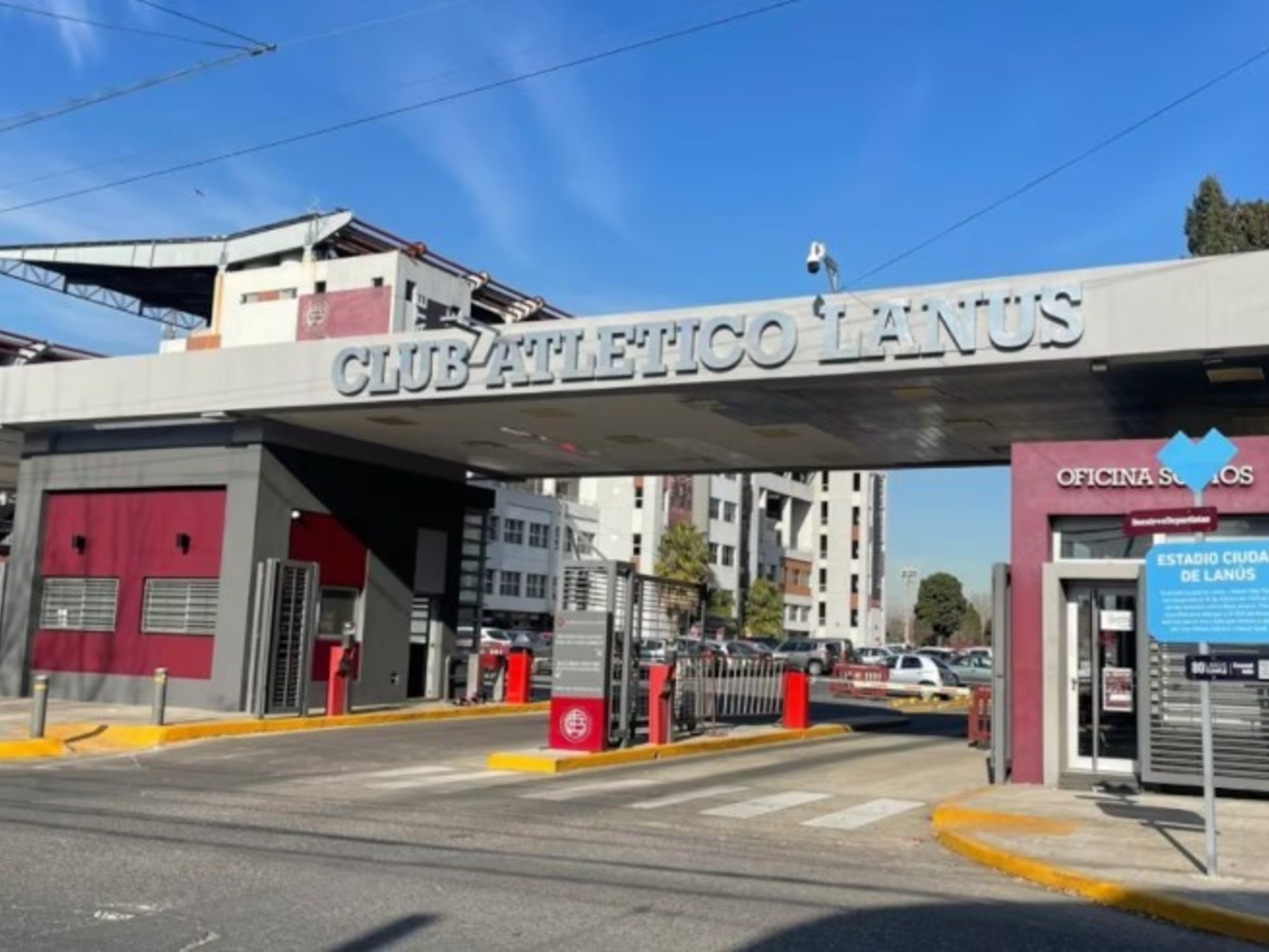 Un nene de 12 años está grave luego de que un arco de fútbol cayera sobre su cabeza en el club Lanús | FM Avenida
