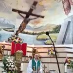 Un sacerdote murió aplastado por una cruz que le cayó encima mientras daba misa | FM Avenida