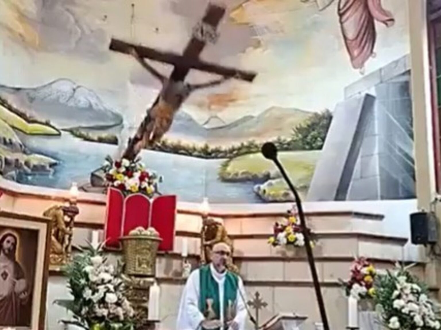 Un sacerdote murió aplastado por una cruz que le cayó encima mientras daba misa | FM Avenida