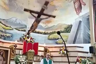 Un sacerdote murió aplastado por una cruz que le cayó encima mientras daba misa | FM Avenida