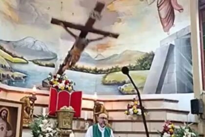 Un sacerdote murió aplastado por una cruz que le cayó encima mientras daba misa | FM Avenida