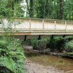 Una sección de 15 metros de una pala de turbina desgastada, transportada en camión desde un parque eólico de Colorado, fue utilizada para construir un puente sobre un arroyo en un parque de Atlanta | FM Avenida