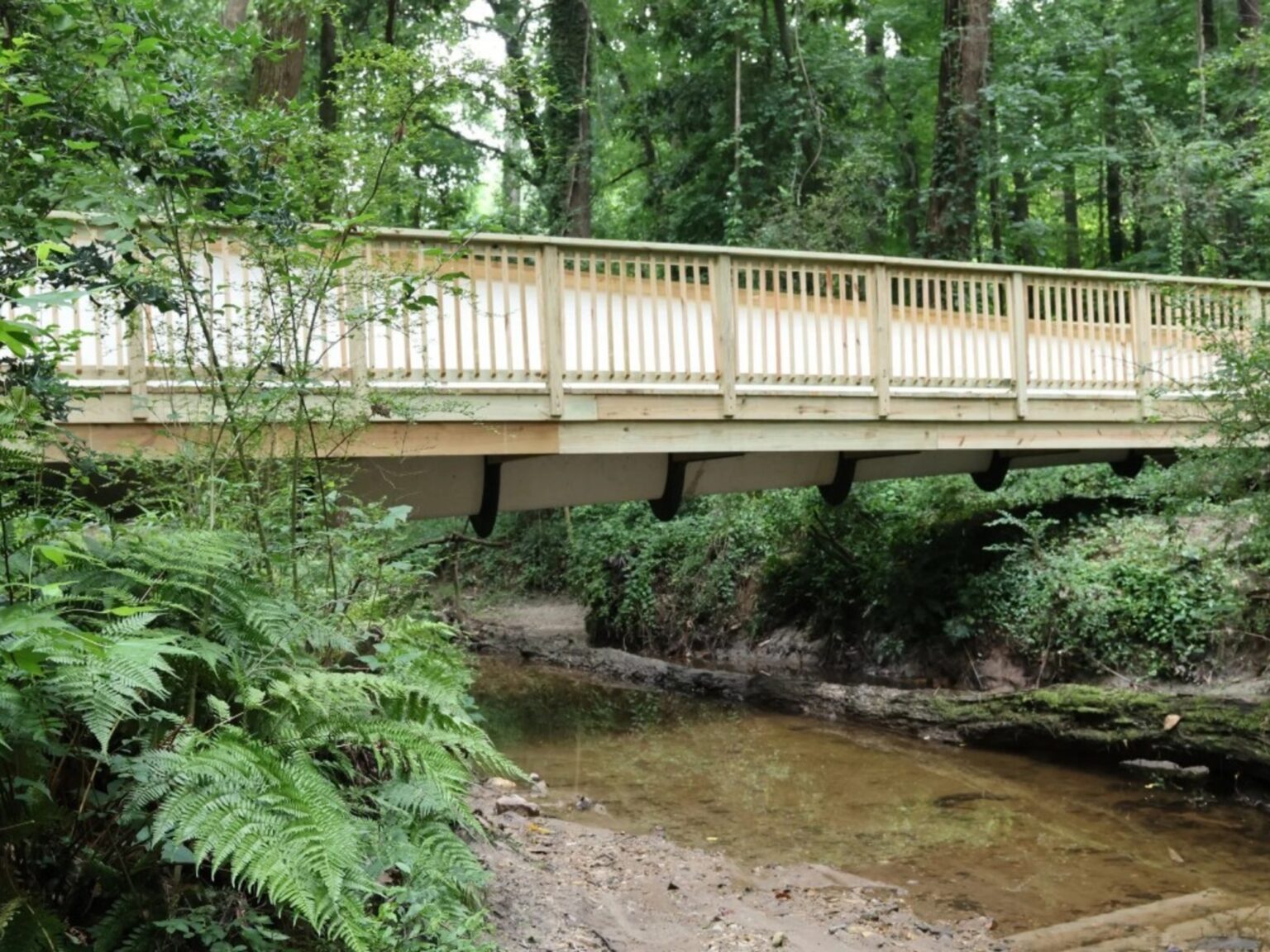 Una sección de 15 metros de una pala de turbina desgastada, transportada en camión desde un parque eólico de Colorado, fue utilizada para construir un puente sobre un arroyo en un parque de Atlanta | FM Avenida