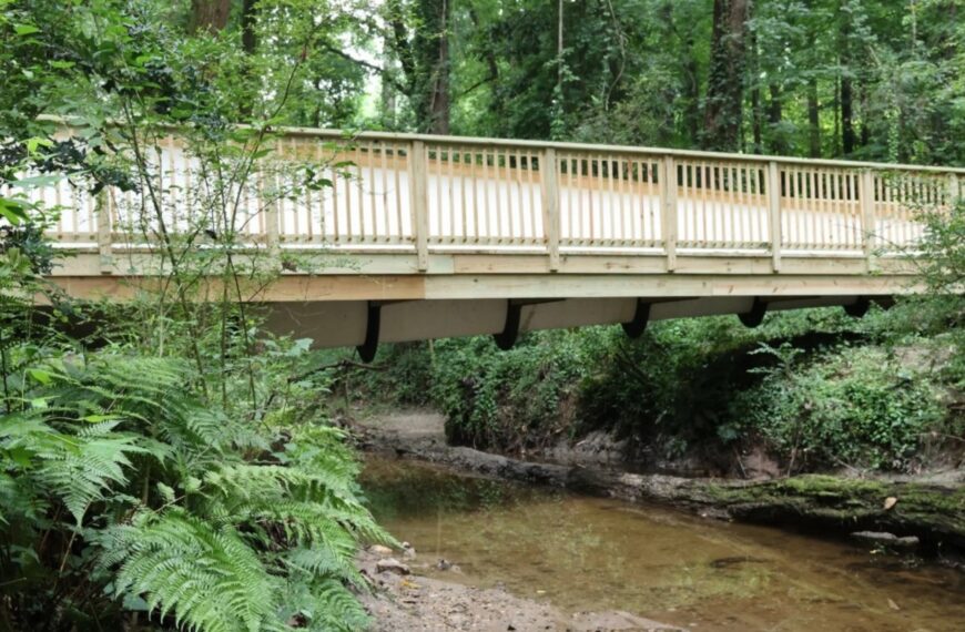 Una sección de 15 metros de una pala de turbina desgastada, transportada en camión desde un parque eólico de Colorado, fue utilizada para construir un puente sobre un arroyo en un parque de Atlanta | FM Avenida