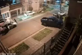 Video impactante: lo emboscaron para robarle el auto en La Matanza y terminó atropellando a uno de los ladrones | FM Avenida