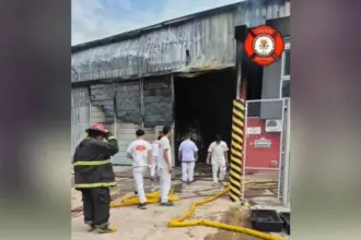 Voraz incendio en una panificadora del Parque Industrial de Burzaco | FM Avenida