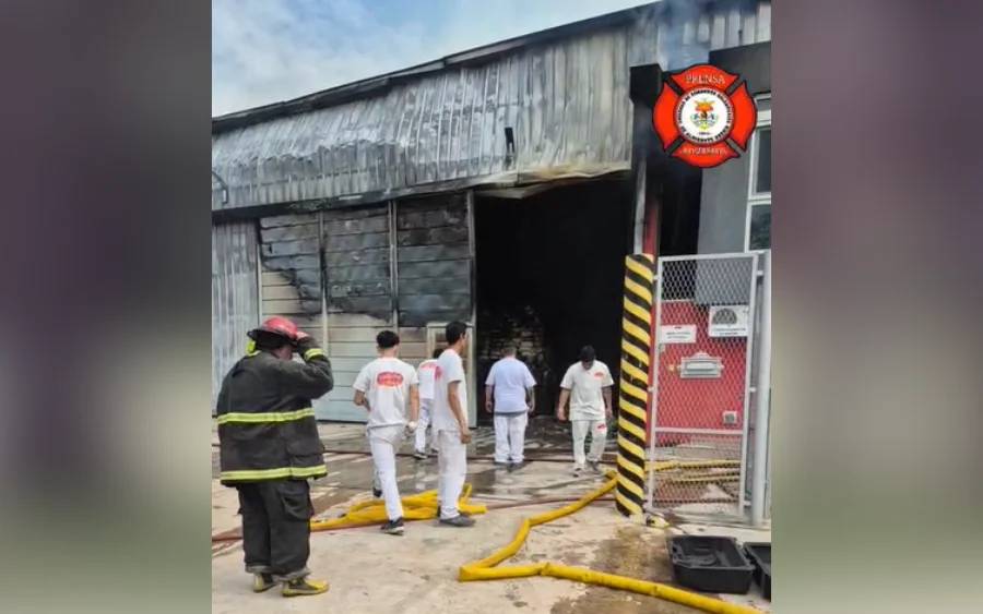 Voraz incendio en una panificadora del Parque Industrial de Burzaco | FM Avenida