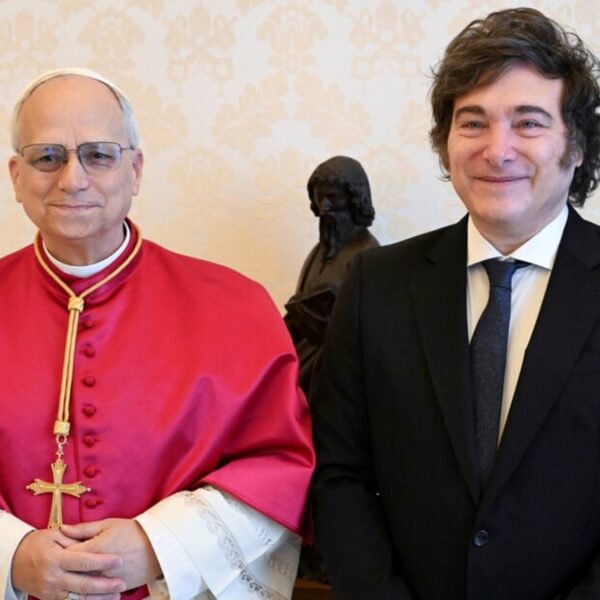 "Desde nuestro país nos unimos en oración por su salud": el mensaje de Milei al papa León XIV por su próxima operación | FM Avenida