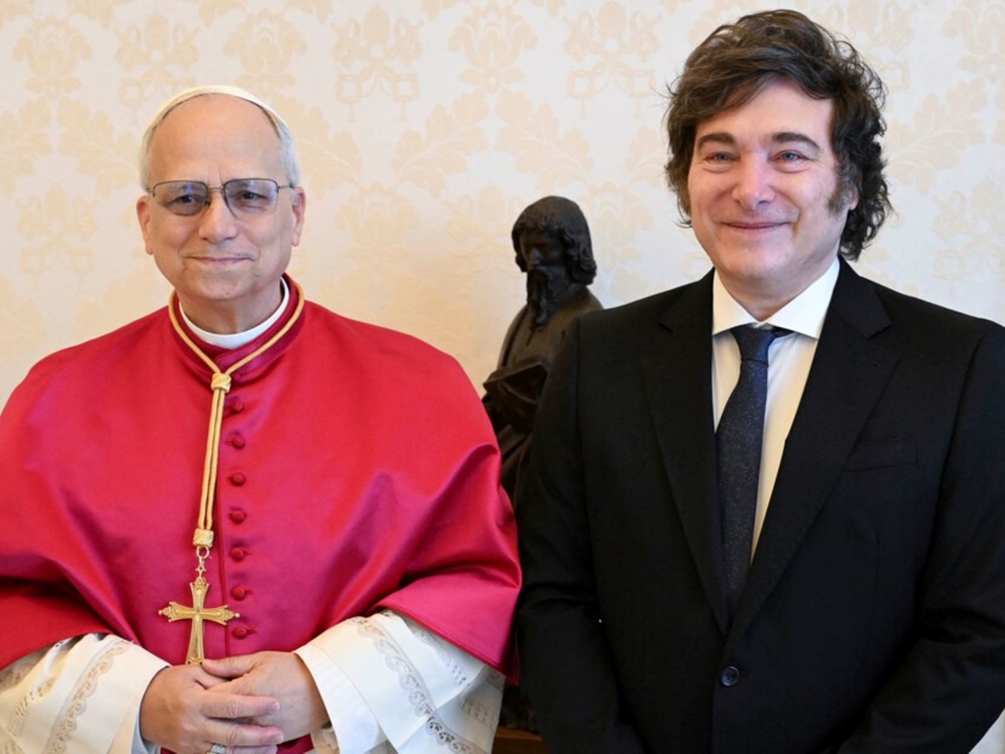 "Desde nuestro país nos unimos en oración por su salud": el mensaje de Milei al papa León XIV por su próxima operación | FM Avenida