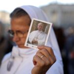 "El Papa pasó una noche tranquila", informó el Vaticano tras la operación de un cáncer de pulmón | FM Avenida