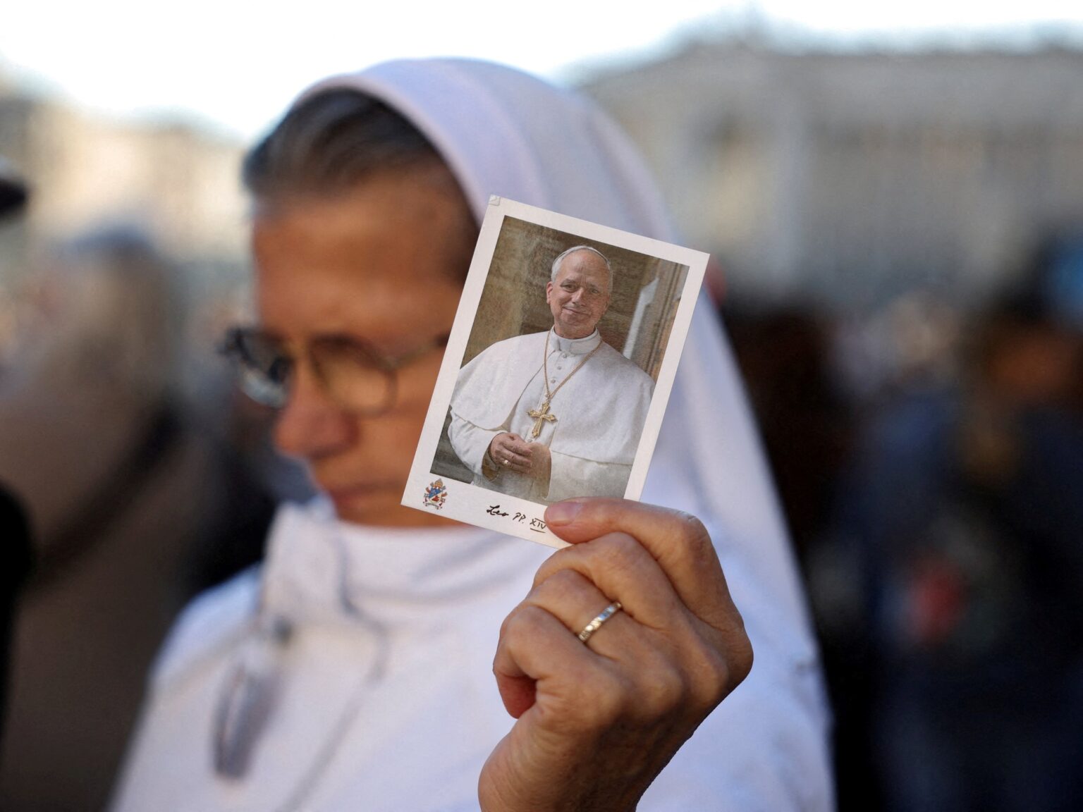 "El Papa pasó una noche tranquila", informó el Vaticano tras la operación de un cáncer de pulmón | FM Avenida
