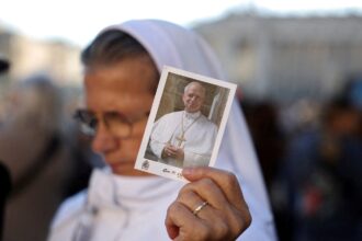 "El Papa pasó una noche tranquila", informó el Vaticano tras la operación de un cáncer de pulmón | FM Avenida