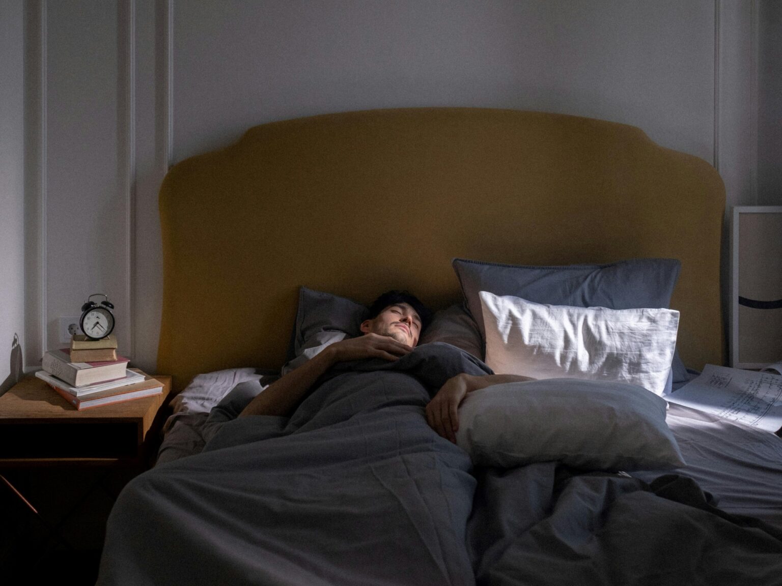 "Una carta a las personas que se acuestan a las 8:30 porque la noche es la parte más solitaria del día y dormir es la forma más rápida de pasarla" | FM Avenida