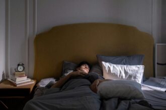 "Una carta a las personas que se acuestan a las 8:30 porque la noche es la parte más solitaria del día y dormir es la forma más rápida de pasarla" | FM Avenida